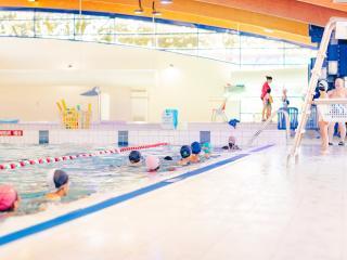 Des enfants apprennent à nager sous la surveillance du personnel du centre-aquatique. - Agrandir l'image, fenêtre modale